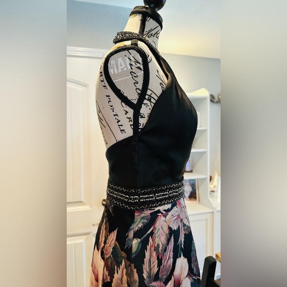 Chic Floral A-Line Party Dress in Black and Pink - Picture 11 of 16